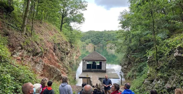 photo  julien prévost merlin (au fond) a présenté le parc rustik aux propriétaires de gîtes et de chambres d’hôte du département ce lundi 21 juillet.  &copy;  ouest france 