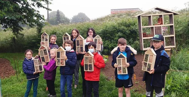 photo  chaque enfant est reparti avec sa maison pour insectes. à droite, l’hôtel à insectes qui prendra place sur le terrain des jardins de chanu.  &copy;  ouest-france 