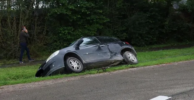 photo  l’accident n’a causé que des dégâts matériels. ici, elle est relevée et tirée par une dépanneuse.  &copy;  photo le maine libre 