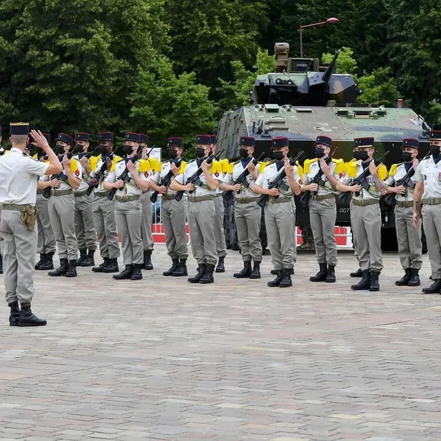 photo le véhicule blindé du 2e rima a attiré l’œil des spectateurs.  ©  le maine libre – yvon loué