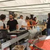 photo de midi à 23 heures, la petite place de l’église de valennes a repris vie. jeunes et moins jeunes se sont rassemblés pour découvrir la cuisine d’adèle et son équipe.