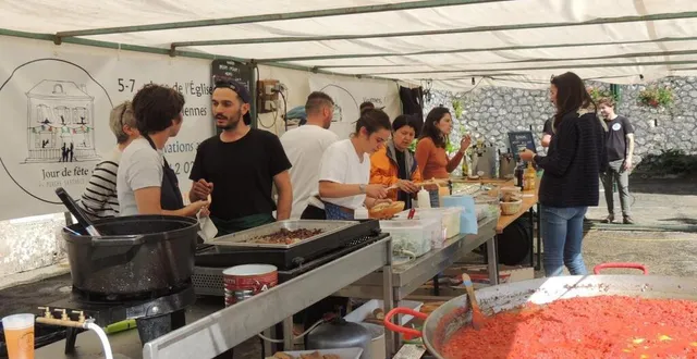 photo  de midi à 23 heures, la petite place de l’église de valennes a repris vie. jeunes et moins jeunes se sont rassemblés pour découvrir la cuisine d’adèle et son équipe.  &copy;  le maine libre 
