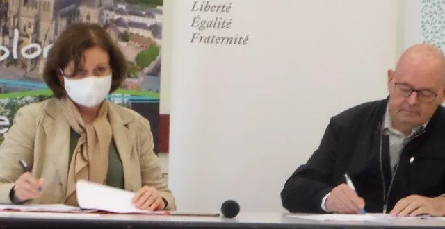 photo  françoise tahéri, préfète, et jean-pierre fontaine, président de la cdc ont signé le contrat de relance, lundi.  &copy;  ouest-france 