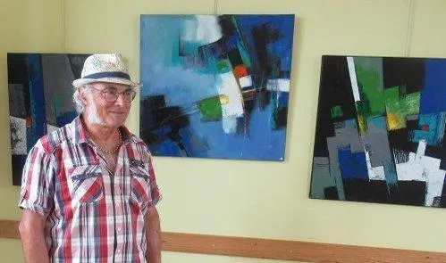 photo  jipé expose fièrement ses toiles dans la commune.  &copy;  ouest-france 