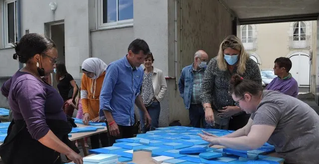 photo  re-connexion : ils conçoivent une grande mosaïque pour représenter les quartiers de sablé-sur-sarthe.  &copy;  le maine libre 