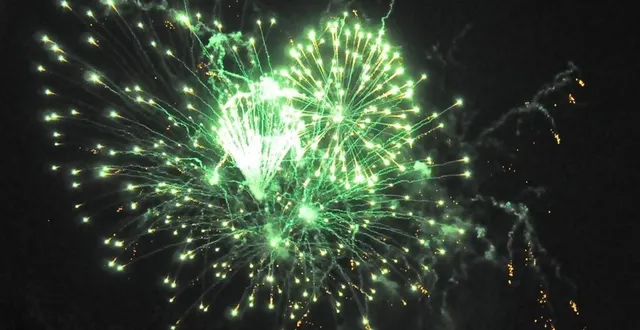 photo  les sablons, mardi 13 juillet 2021. le feu d’artifice a été très apprécié par les personnes interrogées.  &copy;  le maine libre 