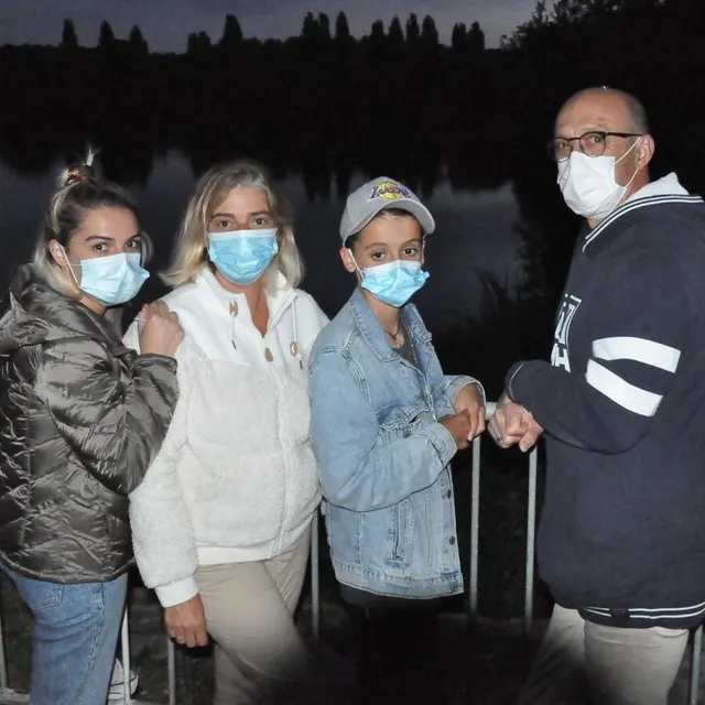 photo noa, sylvie, tim et bernard : « un très beau feu d’artifice et maintenant, vive les vacances ! »  ©  le maine libre