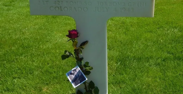 photo  la tombe du lieutenant richard peterson tué à noyen le 4 juillet 1943.  &copy;  jacky emery 