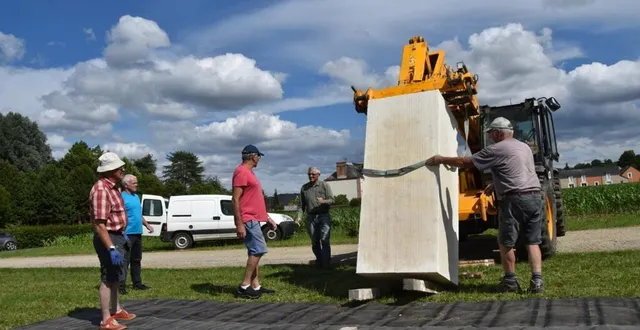 photo  les énormes blocs de calcaire sont prêts à passer entre les mains des artistes.  &copy;  le maine libre 