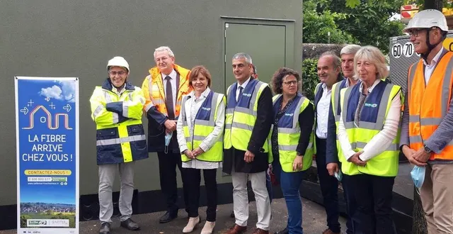 photo  l’installation avait lieu en présence de martine crnkovic, vice-présidente du département (2e à droite), de jean-pierre vogel, sénateur de la sarthe, jean-louis lemaitre, maire de la commune, daniel chevalier, président de la communauté de communes du pays sabolien et de sylvie tolmont, députée de la 4e circonscription.  &copy;  le maine libre 