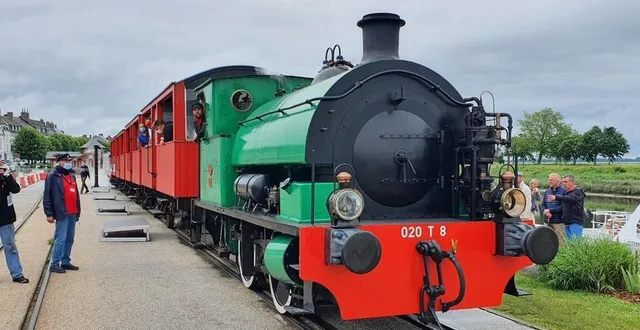 photo  la locomotive à vapeur alice a pavoisé aux côtés de onze autres congénères, sur les rails, en baie de somme.  &copy;  yohann rossignol 