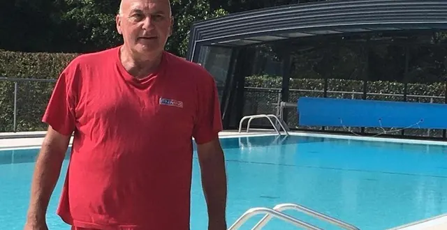 photo  christian joncheray accueille les baigneurs.  &copy;  ouest-france 