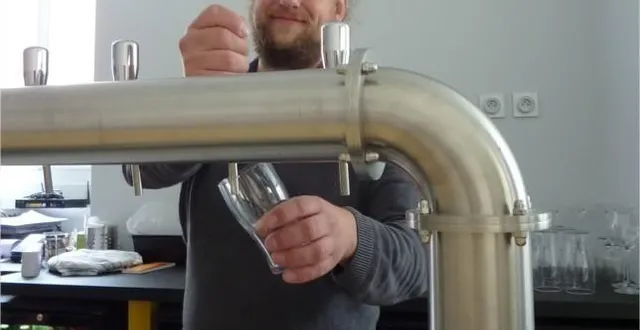 photo  aurélien propose quatre ou cinq sortes de bière à la tireuse et d’autres en bouteilles.  &copy;  le maine libre 