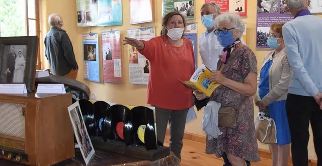 photo  jocelyne commente la visite de l’exposition pour des visiteurs conquis.  &copy;  le maine libre 