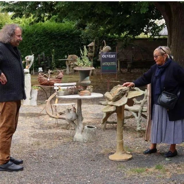 photo dans la cour de la petite ecole, entre trouvailles et créations, vous trouverez forcément votre bonheur.  ©  archives le maine libre