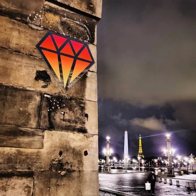 photo on retrouve la signature du diamantaire près de la tour eiffel.  ©  le diamantaire