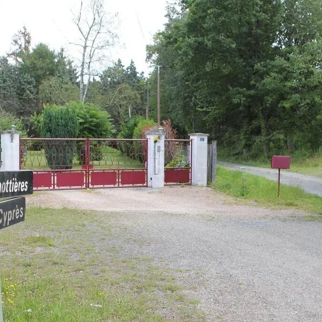 photo les riverains du lieu-dit les richottières, à bazouges-sur-le-loir, s’indignent de la disparition du site équestre.  ©  le maine libre