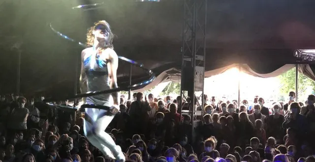 photo  belle ambiance sous le chapiteau de la compagnie thélignoise.  &copy;  le maine libre 