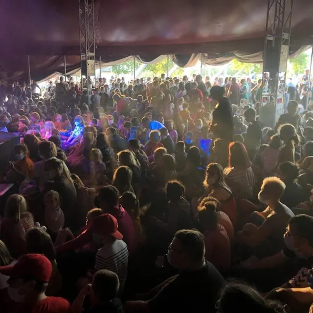 photo belle ambiance sous le chapiteau de la compagnie thélignoise.  ©  le maine libre