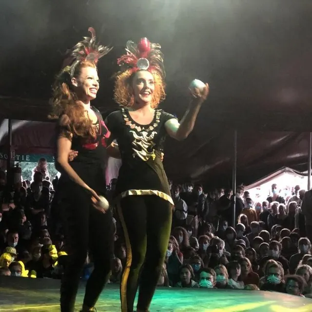 photo belle ambiance sous le chapiteau de la compagnie thélignoise.  ©  le maine libre