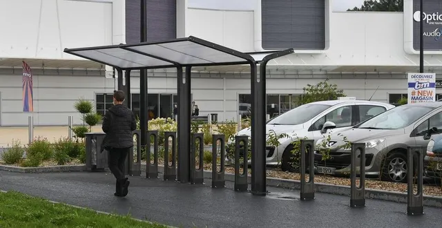 photo  douze emplacements sécurisés dédiés au stationnement aux vélos, dont six couverts, ont été aménagés sur le parking de maine street.  &copy;  le maine libre – yvon loue 