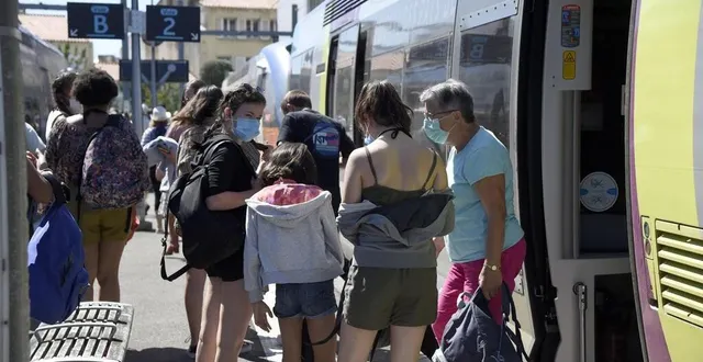 photo  de nombreux voyageurs, en particulier des jeunes gens, empruntent chaque été le train des plages.  &copy;  archives co-marie delage 