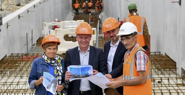 photo  saint-saturnin, jeudi 8 juillet 2021. marie-pierre brosset, frédéric beauchef, olivier sasso et patrice julienne font le point sur les travaux, alors que l’on vient de passer la première moitié de ce chantier d’envergure.  &copy;  photo le maine libre-yvon loue 