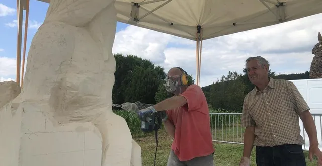 photo  saint-michel-de-chavaignes, jeudi 15 juillet 2021. andré chambrier et l’association « mains d’art » accueillent les artistes depuis le 10 juillet dernier. le symposium se terminera le 25 juillet.  &copy;  photo le maine libre 