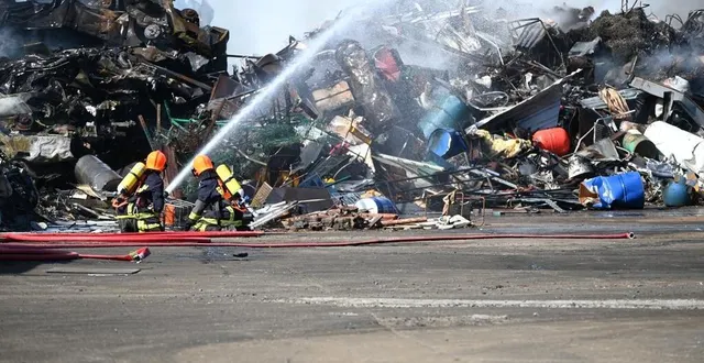 photo  une quarantaine de véhicules et 150 tonnes de ferraille ont brûlé lors de l’incendie.  &copy;  ouest-france 