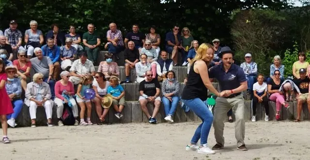 photo  françois giroud et sa partenaire de lindy hop ont offert un cours d’initiation gratuite aux volontaires. ils font partie de l’école carrémans swing. spectateurs et danseurs sont venus nombreux, dimanche dernier, pour l’ouverture du festival sur l’île moulinsart.  &copy;  ouest-france 