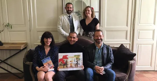 photo  l’association dansez’mans a remis un chèque de 500 € pour l’association les papillons du liberia au propriétaire du domaine de chapeau qui transmettra et un coffret cadeau à émilie et olivier pour leur collaboration  &copy;  le maine libre 