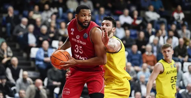 photo  tashawn thomas (ici sous le maillot de l’hapoël jérusalem) sera l’un des intérieurs majeurs du msb pour la saison 2021/2022.  &copy;  fiba basketball 