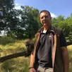 photo anthony ciréfice, le responsable du parc zoologique, accompagné d’un lémur brun. cette espèce est arrivée à pescheray en février 2000.