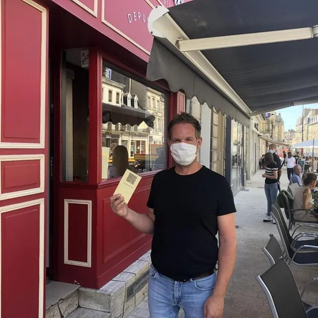 photo au restaurant chez fano d’alençon (orne), stéphane chevallier a créé un modèle de carte d’identité avec au verso, le qr code sanitaire.  ©  ouest-france