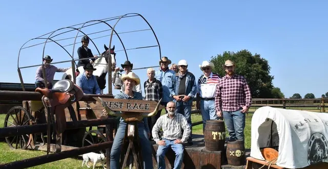 photo  une partie de l’équipe de west race en charge d’assurer les derniers préparatifs du festival.  &copy;  le maine libre 