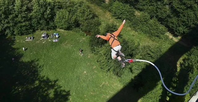 photo  il faut avoir le cœur bien accroché pour sauter du viaduc de saint-georges-le-gaultier.  &copy;  archives le maine libre – yvon loué 