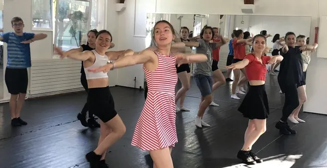 photo  à alençon (orne), la cie bleu 202 peaufine sa préparation à quelques jours de la 12e édition des lèche-vitrines qui se tiendra du 26 au 29 juillet.  &copy;  ouest-france 