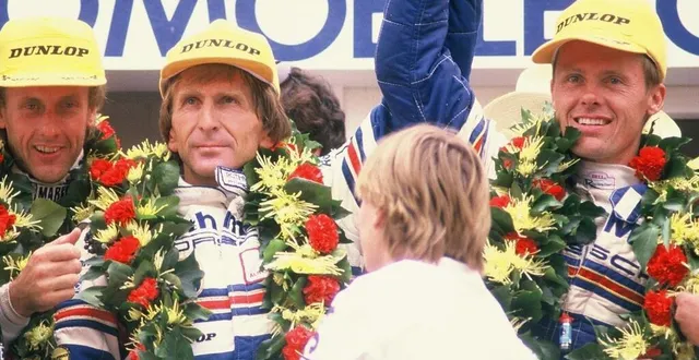 photo  derek bell (au centre) avec hans stick et al holbert lors de leur victoire au mans en 1986.  &copy;  collection particulière 