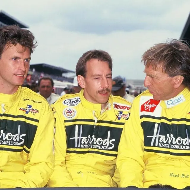 Derek Bell (à droite) avec son fils Justin (à gauche) et Andy Wallace (McLaren), 3es en 1995. Collection particulière photo derek bell (à droite) avec son fils justin (à gauche) et andy wallace (mclaren), 3es en 1995. © collection particulière