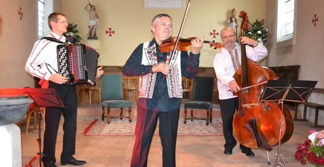 photo  le trio czardas avec au centre william garcin.  &copy;  le maine libre 