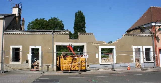photo  la démolition de la façade, une opération délicate vue la proximité de la départementale.  &copy;  le maine libre 