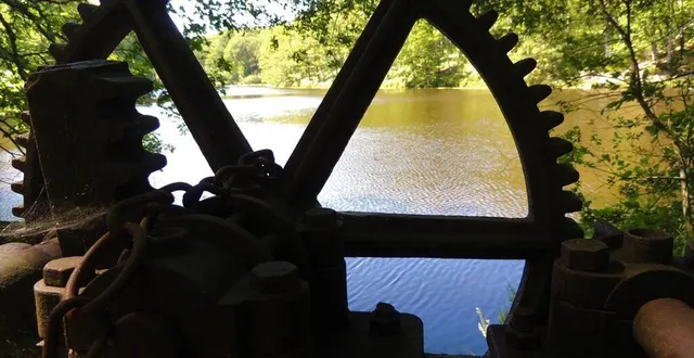 photo  vibraye. l’étang de la fenderie et sa digue.  &copy;  le maine libre 