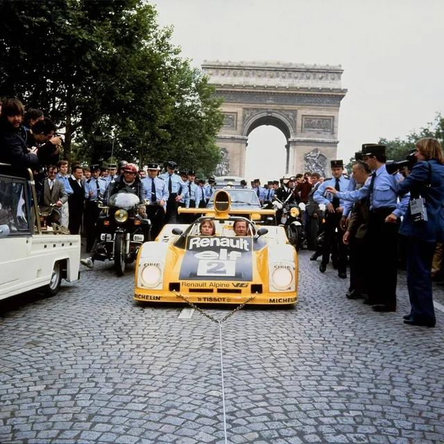 La descente des Champs Elysées après la victoire aux 24 Heures1978. RENAULT photo la descente des champs elysées après la victoire aux 24 heures1978. © renault