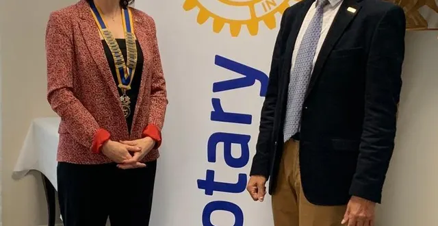 photo  gilles gallet a transmis son collier et ses pouvoirs à gaëlle gervais, la nouvelle présidente du rotary club.  &copy;  ouest-france 