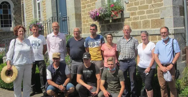 photo  le jury avec yaël haddad, debout à gauche, l’équipe municipale et les jardiniers ; puis à droite, anne jolas et jean-luc servières.  &copy;  ouest-france 