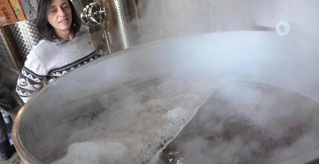 photo  pompois (sainte-verge), mardi 1er décembre. étape cruciale de la fabrication de la bière : la cuisson et le houblonnage.  &copy;  archives co 