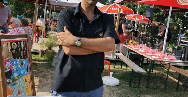 photo  pierre se retrouve face à l’obligation de vérifier le pass sanitaire de ses clients, ce qui signifie qu’il devra rester à l’entrée de la zone délimitée par des grilles, et ce durant des heures chaque soir.  &copy;  le maine libre 