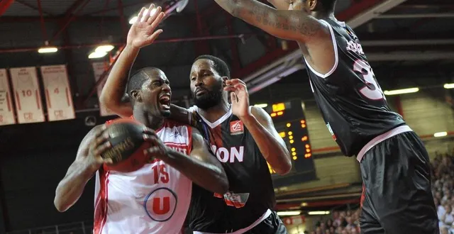 photo  zachary peacock (ici sous le maillot choletais) rejoint le msb après six saisons à bourg.  &copy;  photo archives le courrier de l’ouest – josselin clair 