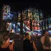 photo  la nuit des chimères est visible dans le centre-ville du mans tout l’été à partir de la tombée de la nuit. 