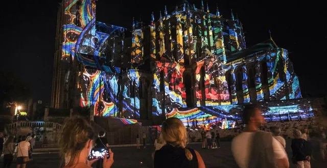 photo  la nuit des chimères est visible dans le centre-ville du mans tout l’été à partir de la tombée de la nuit.  &copy;  archives le maine libre – denis lambert 